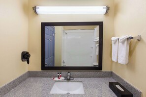 Duschwanne, kostenlose Toilettenartikel, Haartrockner, Handtücher