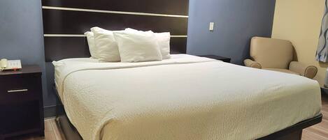 Colchones con pillow-top, escritorio y tabla de planchar con plancha