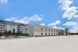 Exterior - Days Inn by Wyndham Baton Rouge Airport (Baton Rouge)