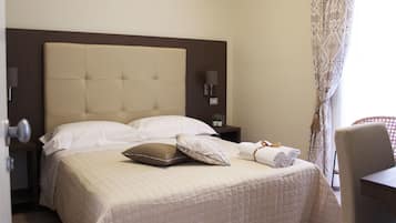 Doppelzimmer | Hochwertige Bettwaren, Daunenbettdecken, Zimmersafe, Schreibtisch