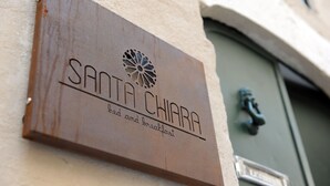Placa de identificação da pousada Santa Chiara.