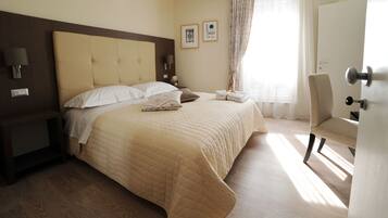 Habitació doble | Roba de llit d'alta qualitat, cobrellits i caixa forta a l'habitació