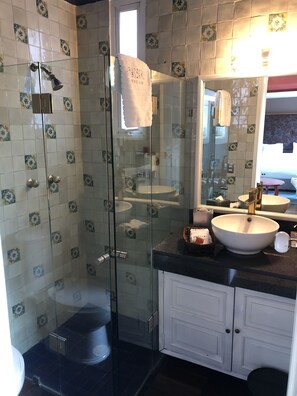Traditional Suite, 1 King Bed | Bathroom | Shower, free toiletries, hair dryer, towels