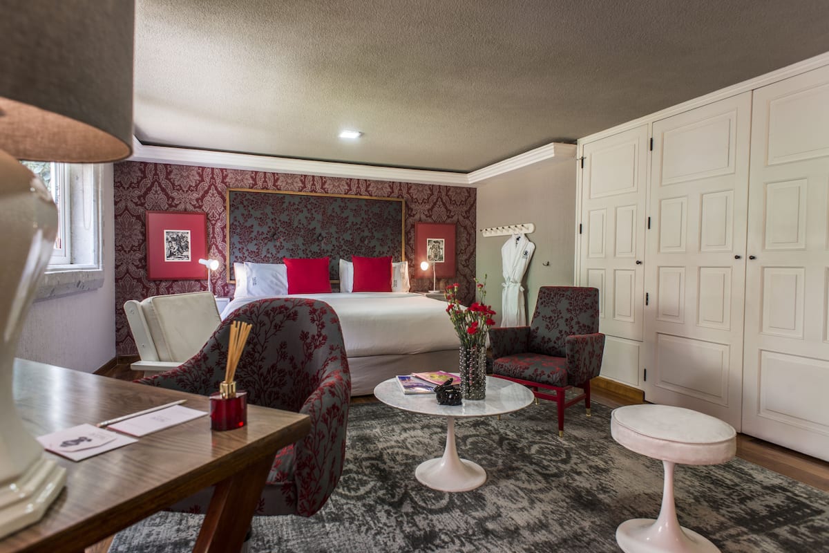 Executive Suite, 1 King Bed | 1 bedroom, in-room safe, desk, laptop workspace
