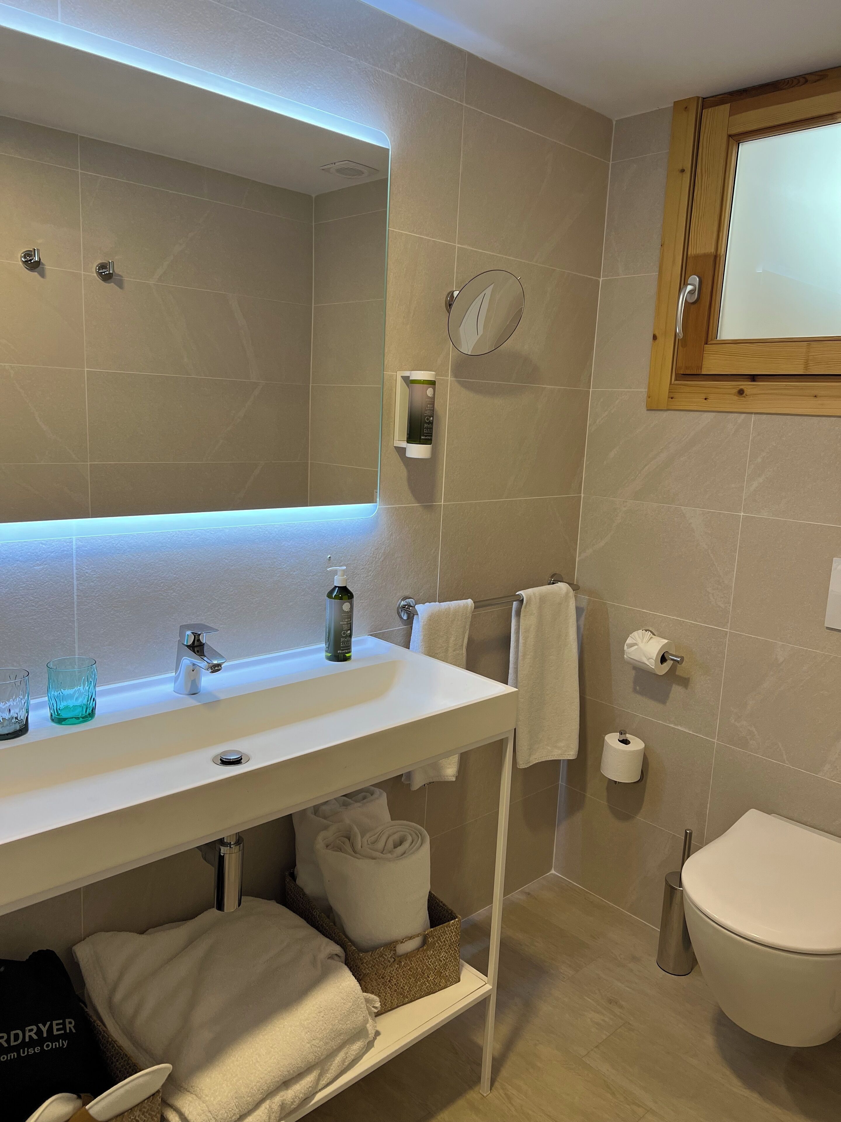 junior suite | bathroom | shower, free toiletries, hair dryer, towels