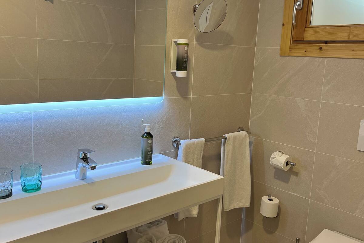 junior suite | bathroom | shower, free toiletries, hair dryer, towels