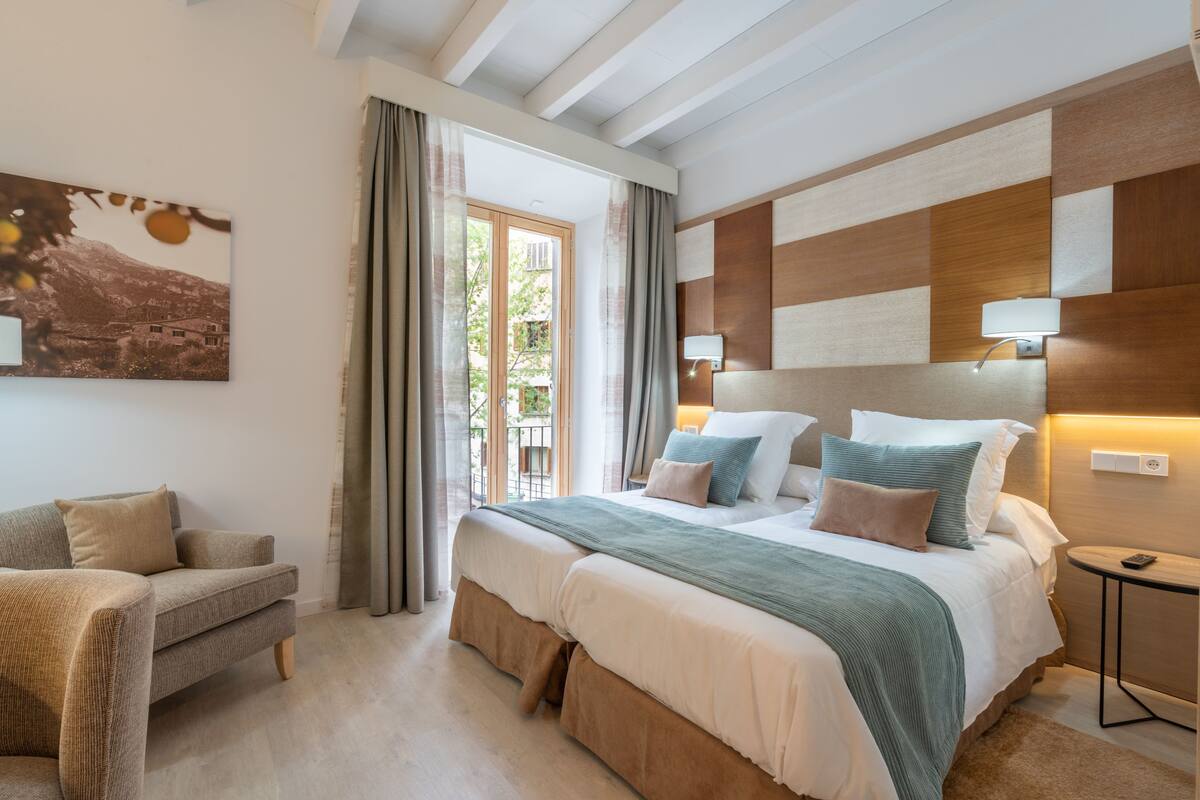 Ein modernes Schlafzimmer mit einem großen Bett, einer Couch und einem Bild an der Wand.