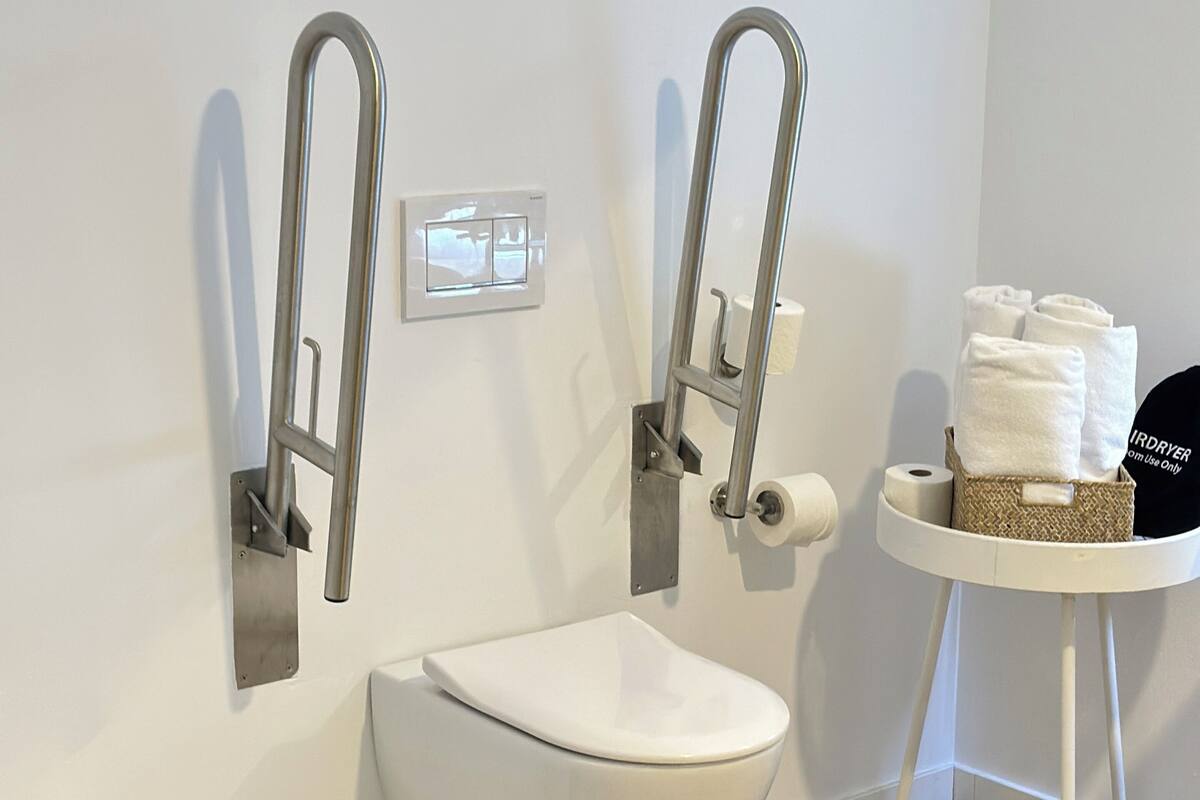 standard double room, accessible | bathroom | shower, free toiletries, hair dryer, towels