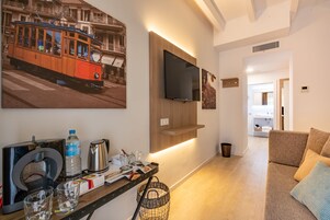 Suite junior, vistas a la ciudad | Edredones de plumas, colchones viscoelásticos, minibar y caja fuerte