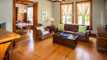 Basic Apartment, Non Smoking | Living room | Flat-screen TV