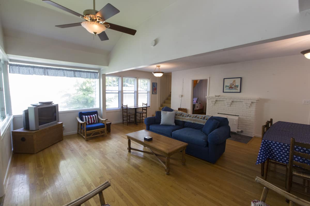 Basic Apartment, Multiple Beds, Non Smoking | Living room | Flat-screen TV