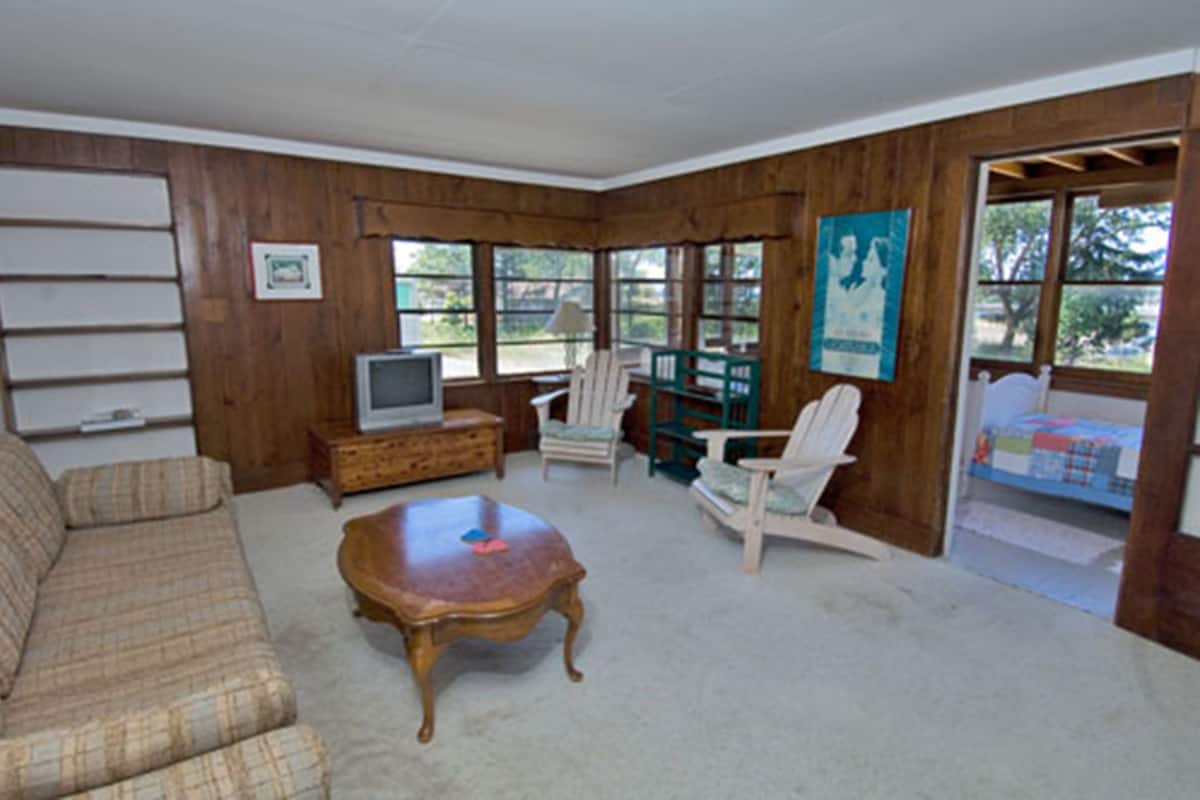 Cottage Basic, letti multipli, non fumatori | Area soggiorno | TV a schermo piatto