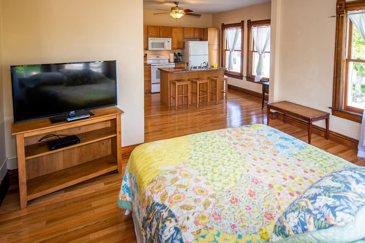 Basic Apartment, Multiple Beds, Non Smoking | Living area | Flat-screen TV