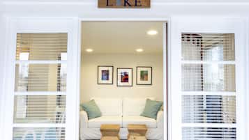 Cottage cơ bản, 2 giường cỡ queen, không hút thuốc | Phòng khách | TV màn hình phẳng