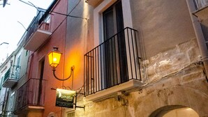 A building with a sign for 'Domatia' and a lit street lamp. - Domatia (Barletta)