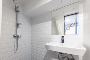 Chambre Quadruple Majestueuse, 1 grand lit et 1 canapé-lit (13) | Salle de bain | Douche, articles de toilette gratuits, sÚche-cheveux
