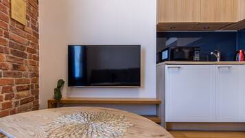 Habitación cuádruple Grand, 1 cama Queen size y sofá cama (13) | Cocina privada | Refrigerador, microondas, parrilla de estufa y cafetera y tetera