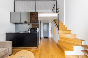 Neljän hengen kaupunkihuone, 1 keskisuuri parisänky ja vuodesohva, kaupunkinäköala (7) | 1 makuuhuone, yksilöllisesti sisustettu, yksilöllisesti kalustettu