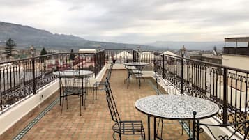 Petit déjeuner et déjeuner servis sur place, spécialités Cuisine locale