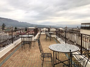 Se sirven desayunos, almuerzos y cenas; cocina local