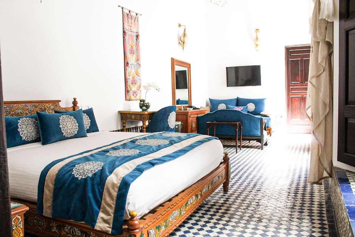 Suite Signature, letti multipli, non fumatori, vista cortile | 1 camera, biancheria da letto di alta qualità, copriletto in piuma
