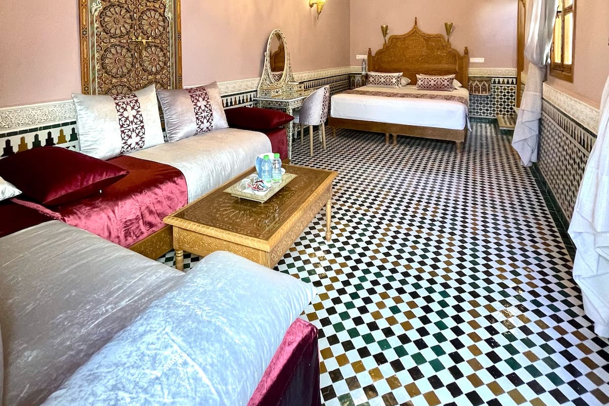 Suite Romantica, letti multipli, non fumatori, vista città | 1 camera, biancheria da letto di alta qualità, copriletto in piuma