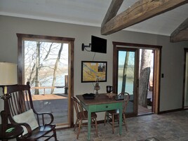 Casa de campo panorámica, 1 cama de matrimonio con sofá cama, vistas al río | Zona de estar | Una televisión, un reproductor de DVD