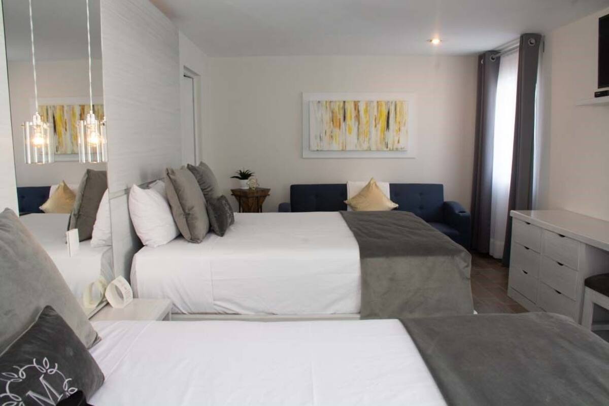 Junior Suite | Minibar, in-room safe, desk, blackout drapes