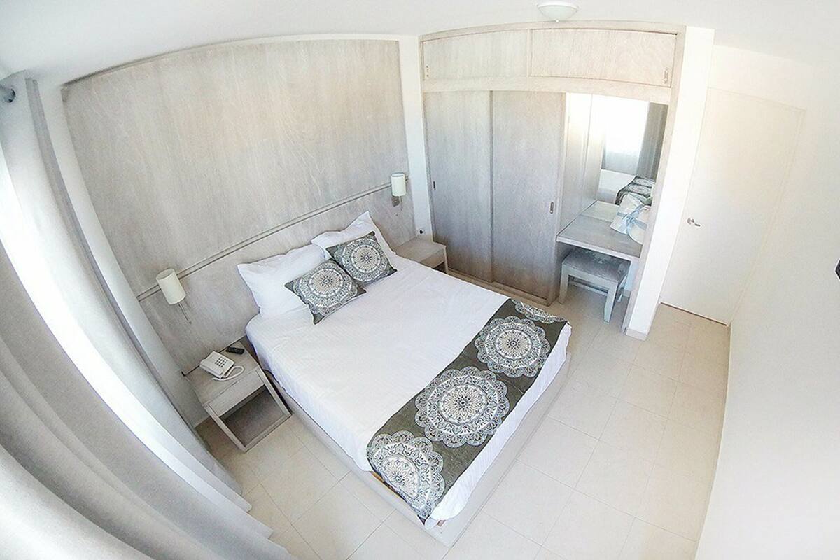 Business Single Room | Minibar, in-room safe, individually decorated, desk