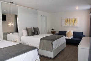 Junior Suite | Minibar, in-room safe, individually decorated, desk