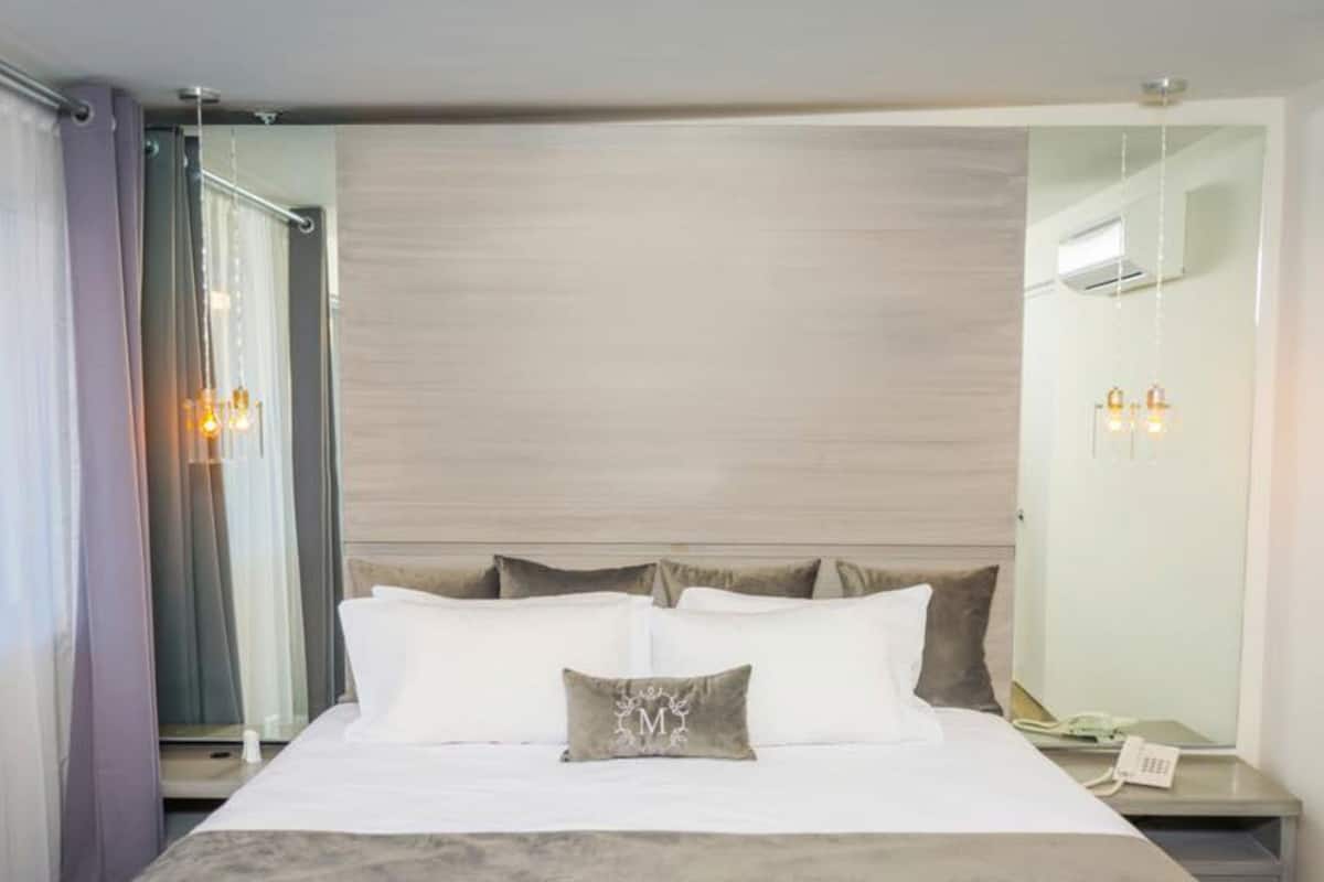 Business Room | Minibar, in-room safe, individually decorated, desk