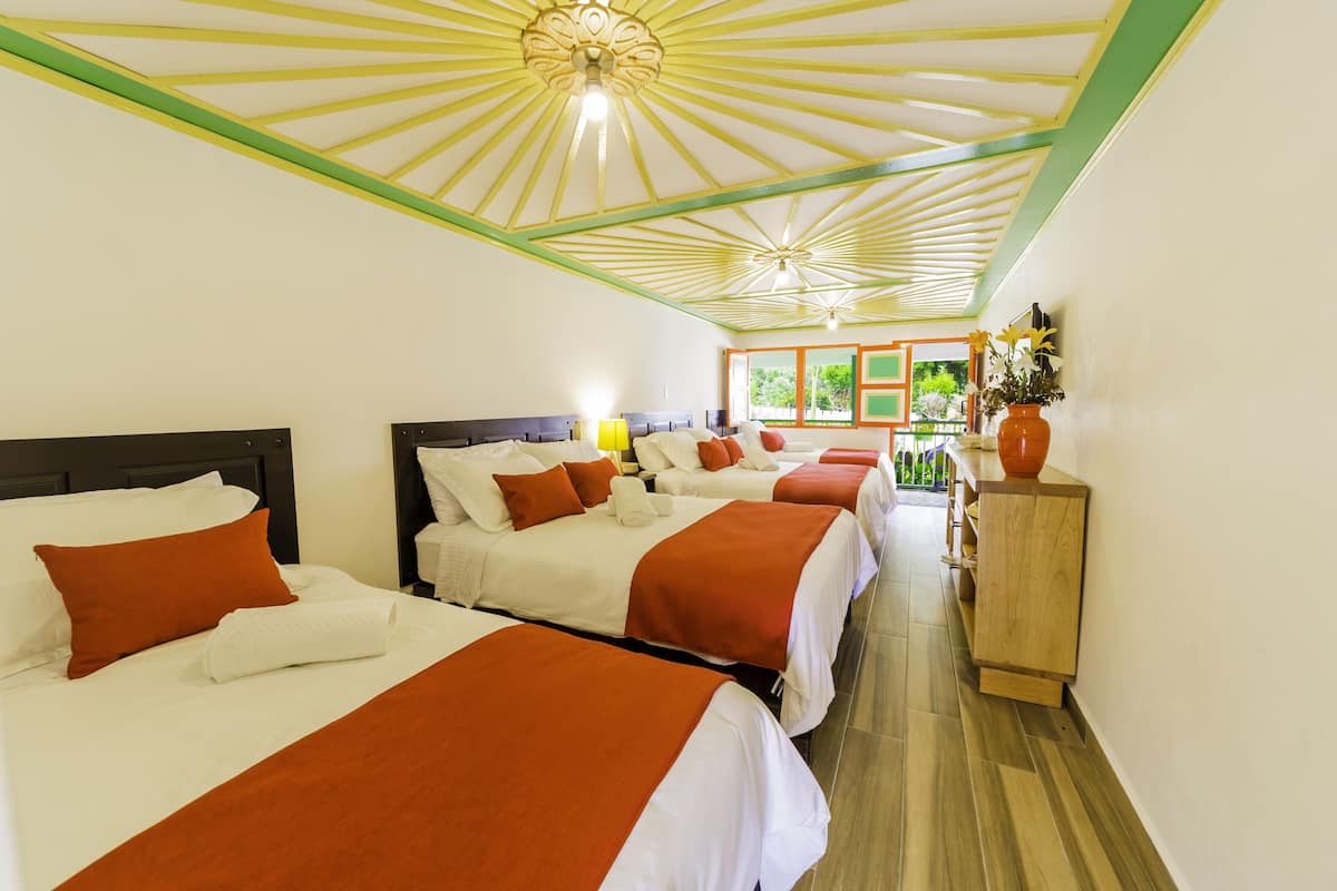 Habitación familiar, varias camas | Vistas desde la habitación
