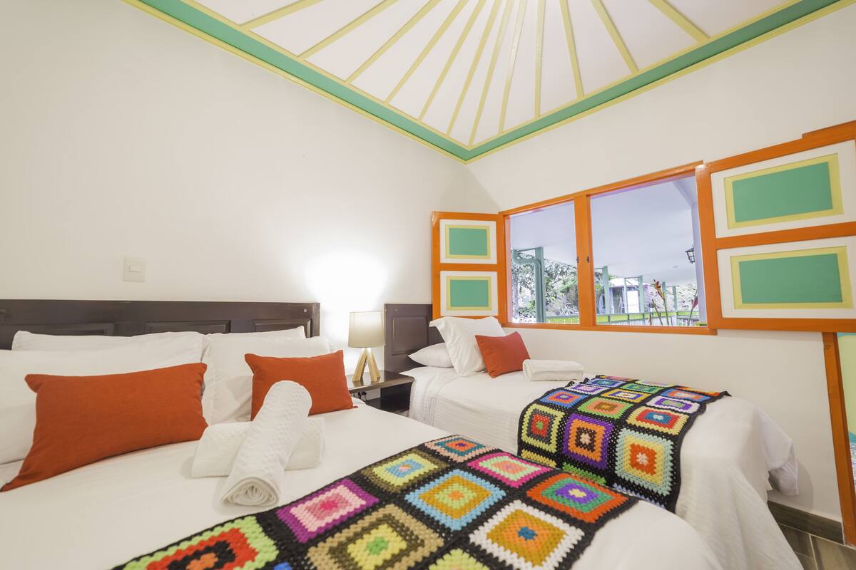 Habitación triple | Cortinas opacas, tabla de planchar con plancha, wifi gratis