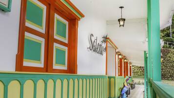 Coin salon dans le hall