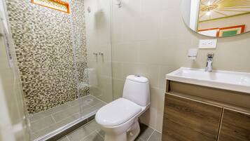 Quadruple Room | Bathroom | Shower, rainfall showerhead, free toiletries, towels