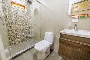 Habitación cuádruple | Baño | Regadera, regadera tipo lluvia, amenidades de baño gratuitas, toallas