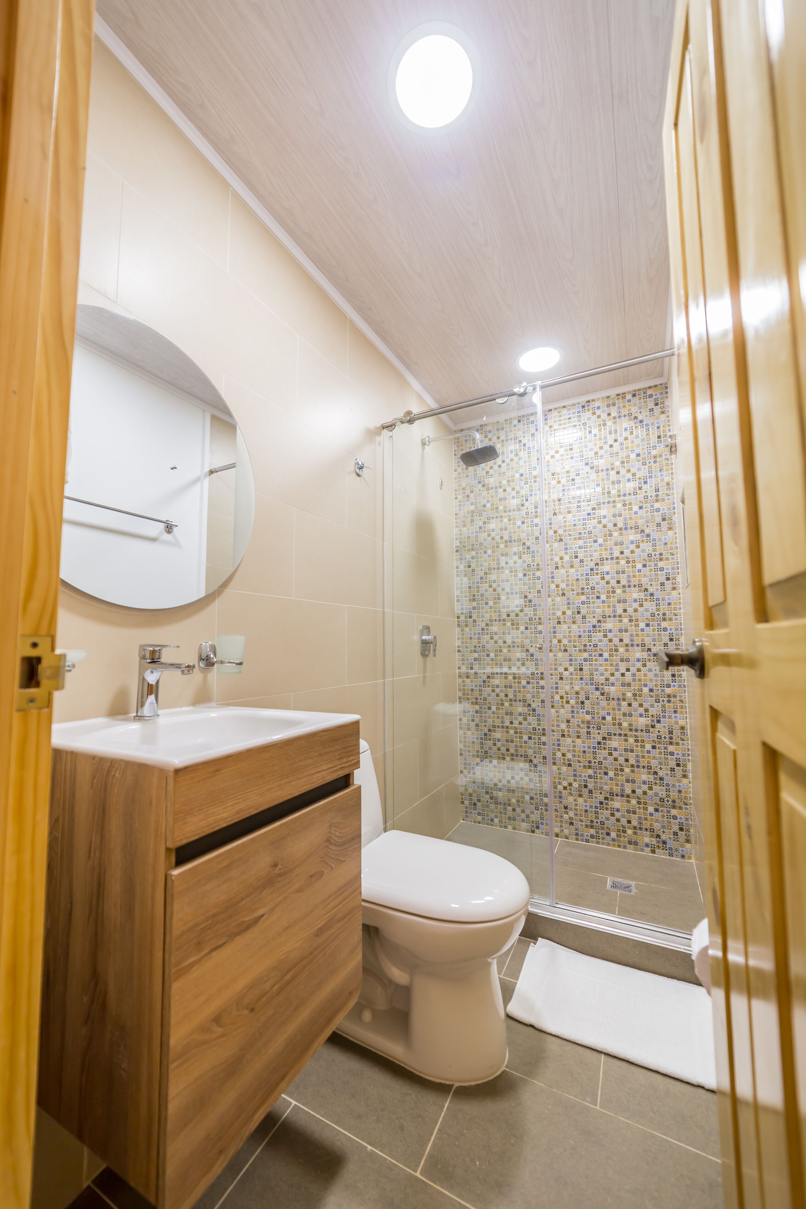 triple room | bathroom | shower, rainfall showerhead, free toiletries, towels