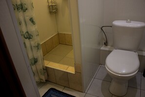 Deluxe Double Room | Bathroom | Shower, towels - U Svetlany (Cheboksary)