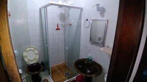 Departamento básico, 2 habitaciones, para no fumadores, vista a la ciudad | Baño | Regadera y toallas 