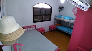 Departamento básico, 2 habitaciones, para no fumadores, vista a la ciudad | Tabla de planchar con plancha, camas extra y wifi gratis 