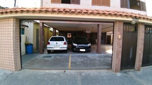 Estacionamiento gratuito en los alrededores, estacionamiento limitado