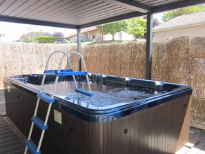 สระว่ายน้ำกลางแจ้ง, ร่มริมสระว่ายน้ำ, เก้าอี้อาบแดดริมสระ