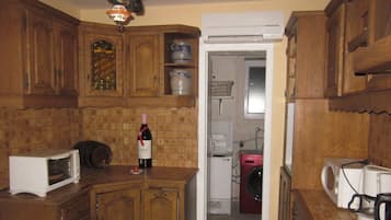 Stort kylskÄp, mikrovÄgsugn, ugn och spishÀll