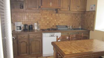 Stort kylskÄp, mikrovÄgsugn, ugn och spishÀll