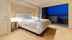 Premium House, 4 Bedrooms, Non Smoking, City View | 4 bedrooms, soundproofing, iron/ironing board, WiFi (free) - Northcote Point Amazing City View Villa (Auckland)