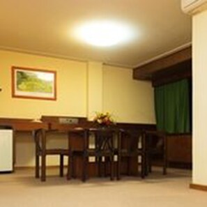 Suíte superior, 1 cama Queen, acessível, para não fumantes | Opções para refeição no quarto