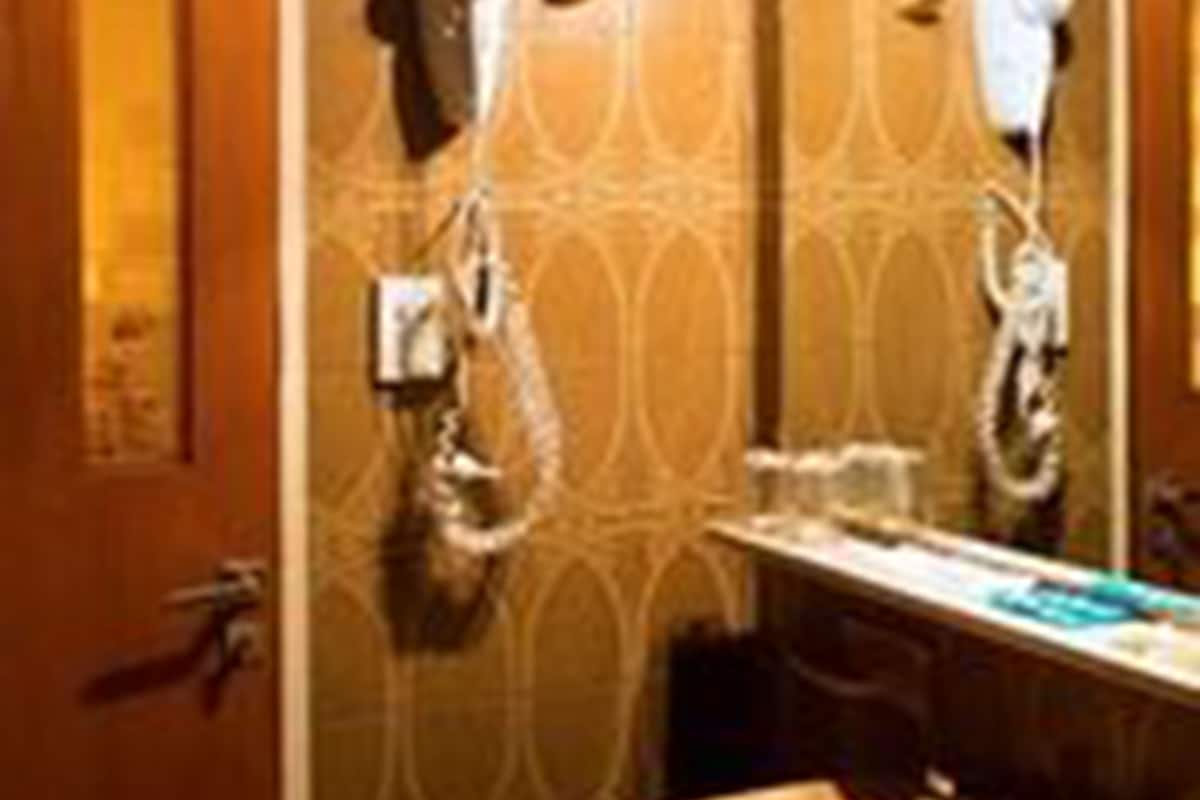 Junior Suite, 1 Katil Ratu (Queen), Non Smoking | Meja, Wi-fi percuma, cadar katil