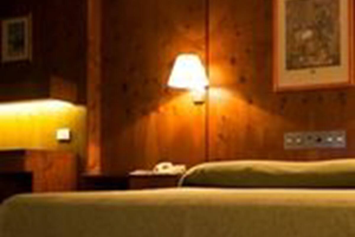 Standard Double Room, 1 Katil Ratu (Queen), Accessible, Non Smoking | Meja, Wi-fi percuma, cadar katil