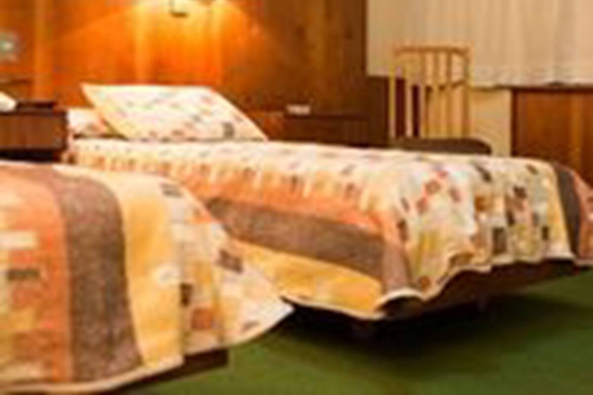 Standard Triple Room, 3 Katil Bujang (Single), Non Smoking | Meja, Wi-fi percuma, cadar katil
