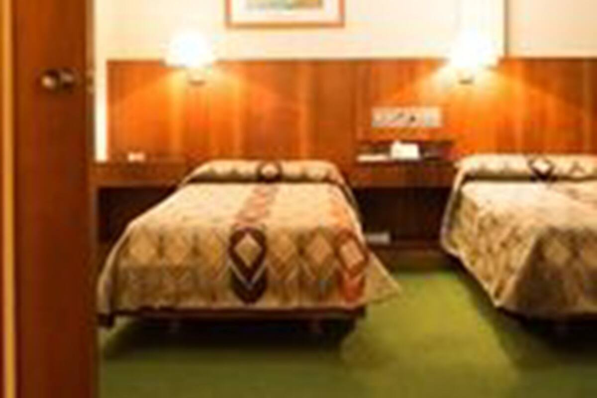 Standard Triple Room, Berbilang Katil, Non Smoking | Meja, Wi-fi percuma, cadar katil